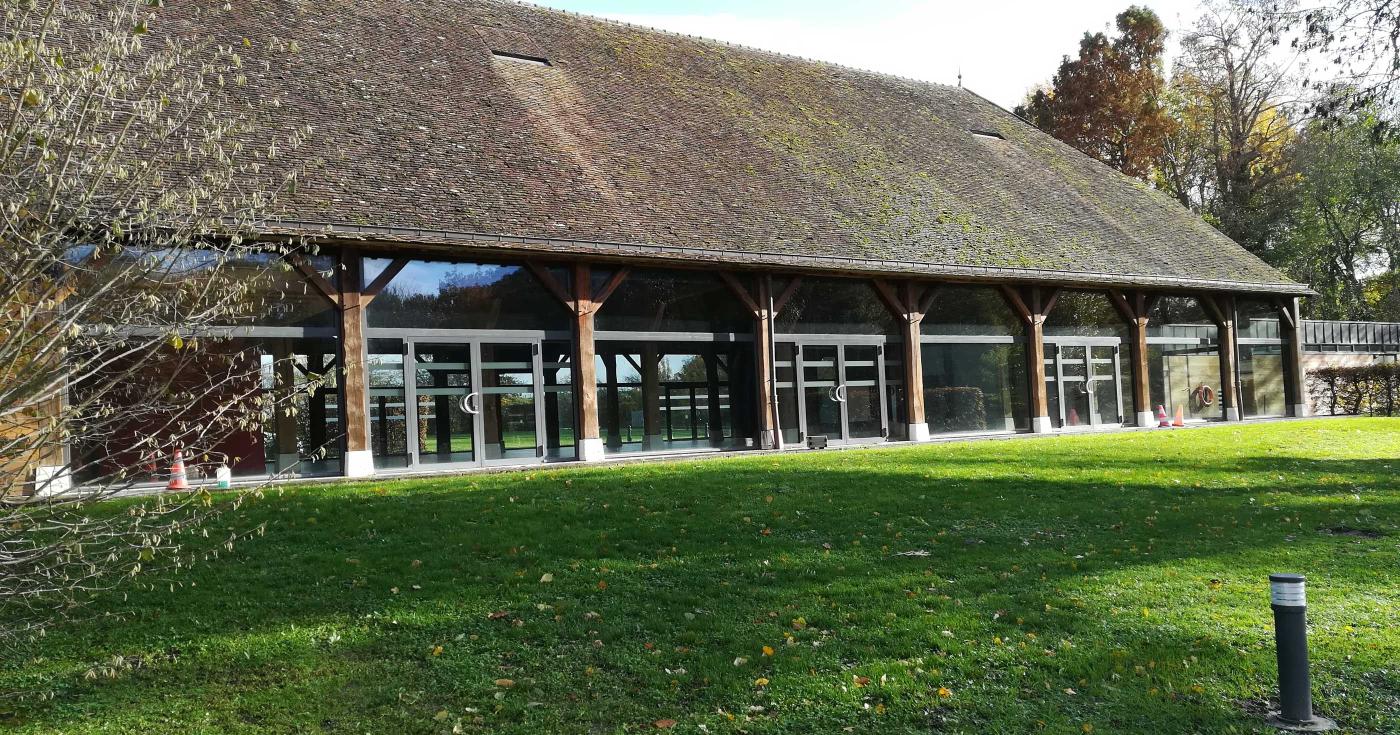 Vue générale sur la grande Halle de Chamerolles